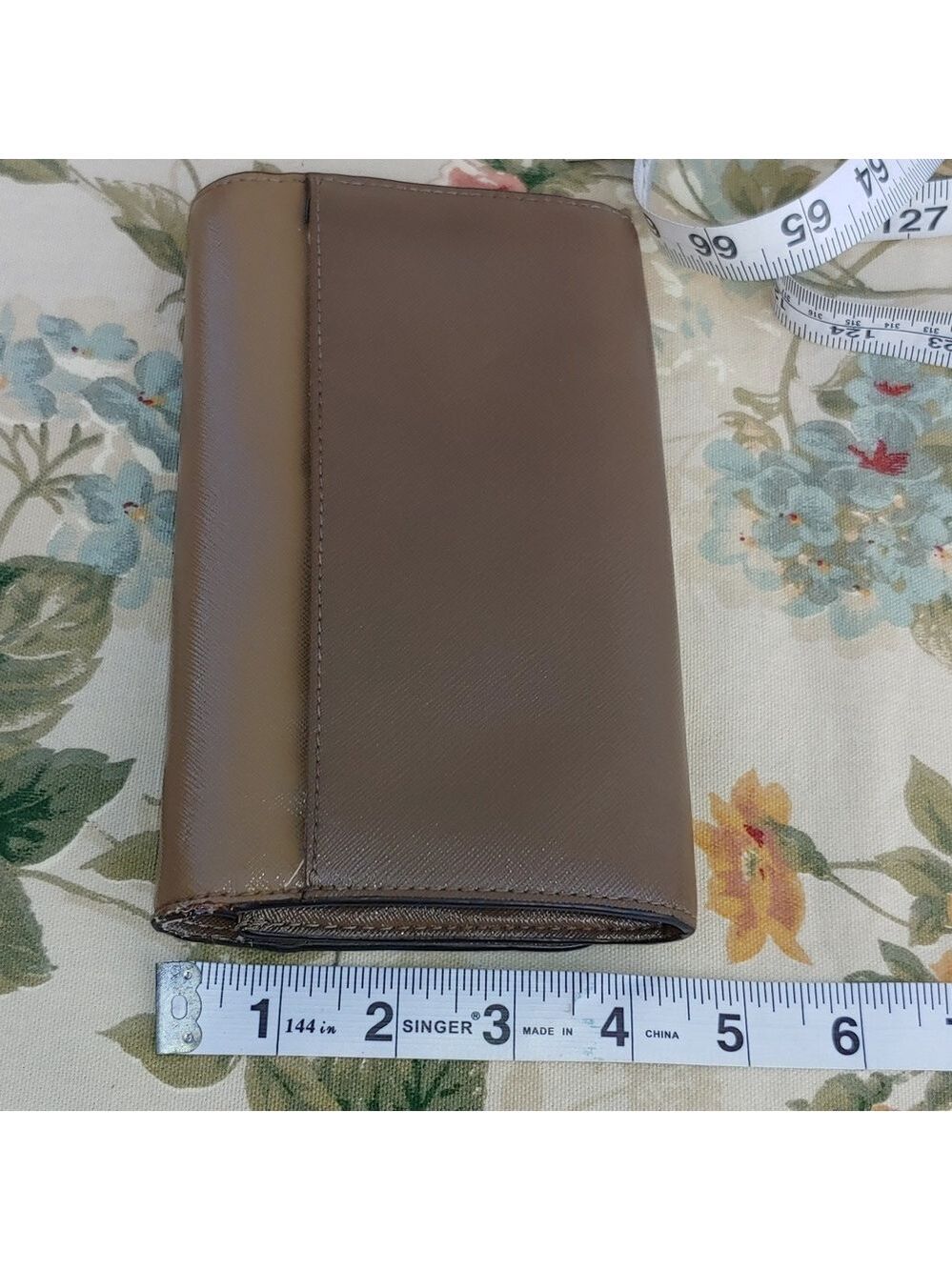 Marc Jacobs Tan and Brown Saffiano Leather Fold Clutch Wallet - Picture 10 of 17